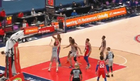 PG模拟器-左膝恐怖反关节！恩比德再遇伤病将接受核磁检查