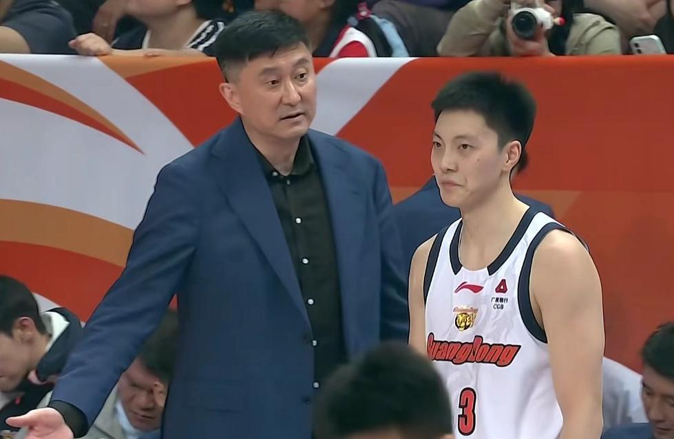 PG-广东男篮2分惜败，被福建男篮双杀，拉科塞维奇首秀32+16徐杰12分